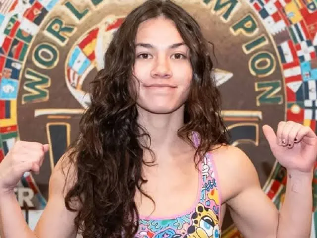 Boxeadora de 19 años convulsiona tras nocaut y logra salir del coma