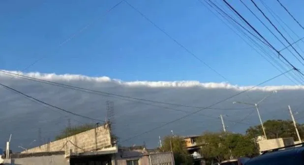 Extraña nube en línea recta sorprende a Monterrey y enciende conversación digital