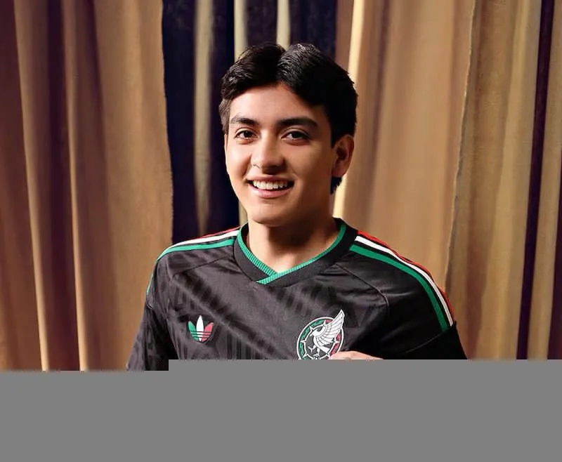 México revela su tercer uniforme para el Mundial 2026: diseño negro con detalles tricolores y homenaje a sus tres Copas del Mundo