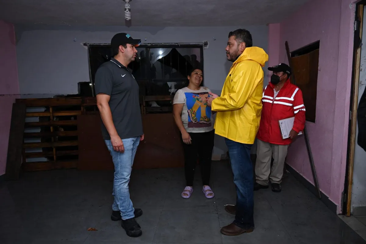 Javier Díaz brinda apoyo a familia afectada por lluvias en la colonia Omega