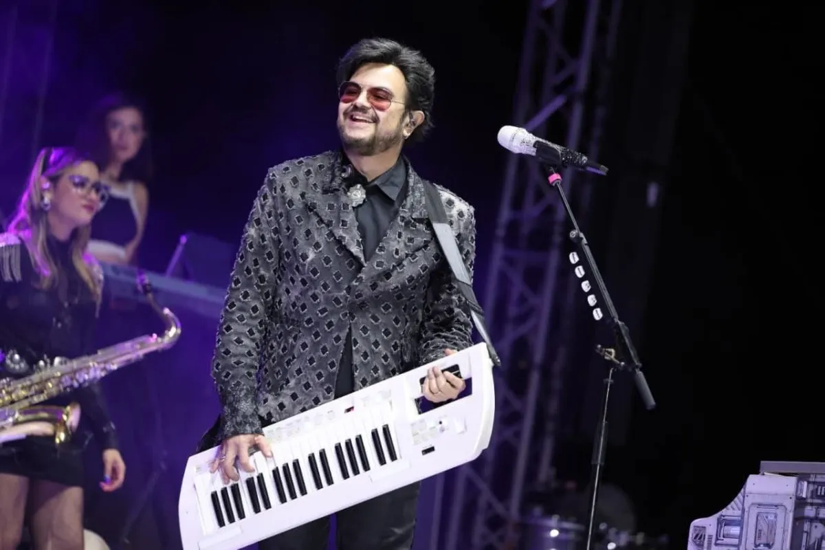 Saltillenses disfrutan concierto de Alex Syntek y apoyan la adquisición de implantes cocleares
