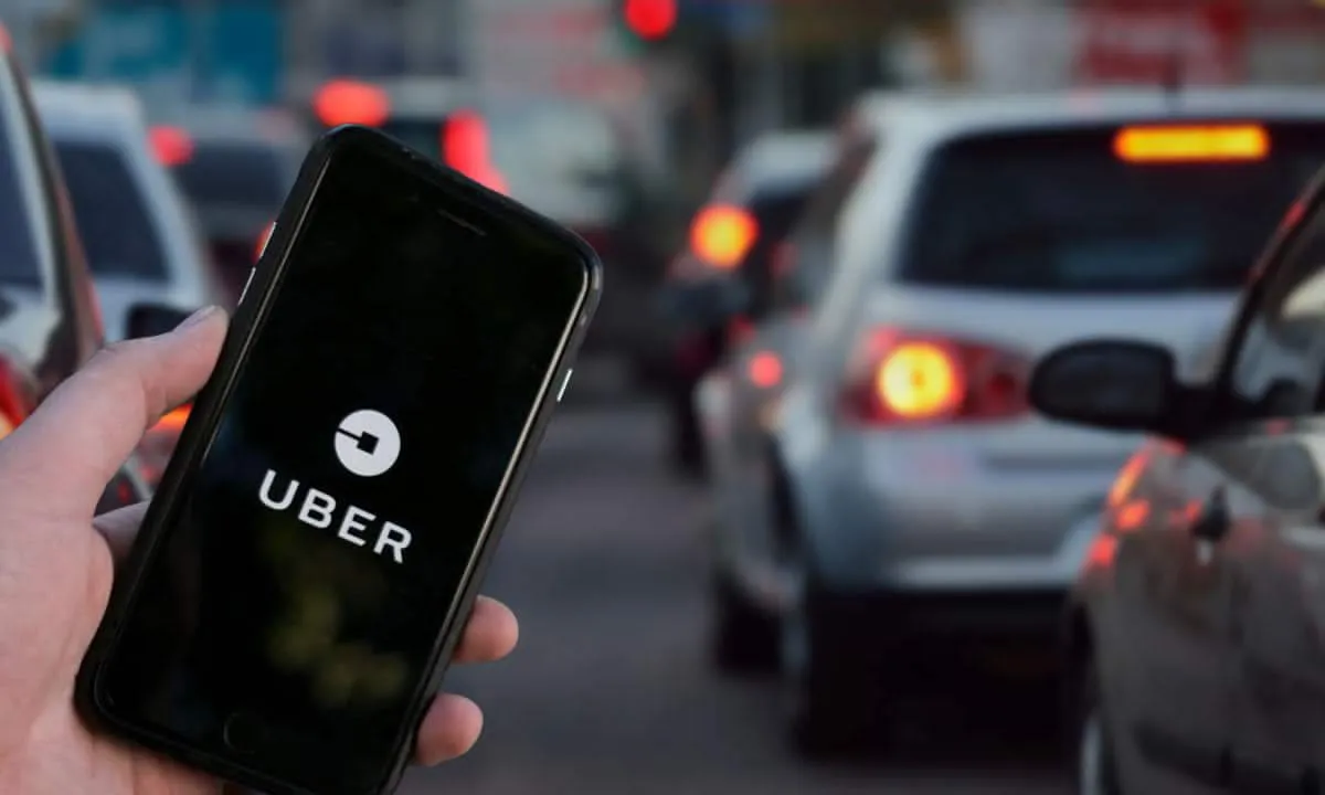 Uber recortará 3 mil 300 empleos y apuesta por robotaxis y nuevas áreas de crecimiento