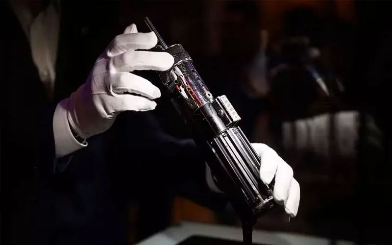 Abren subasta del sable de Darth Vader que podría romper récords históricos