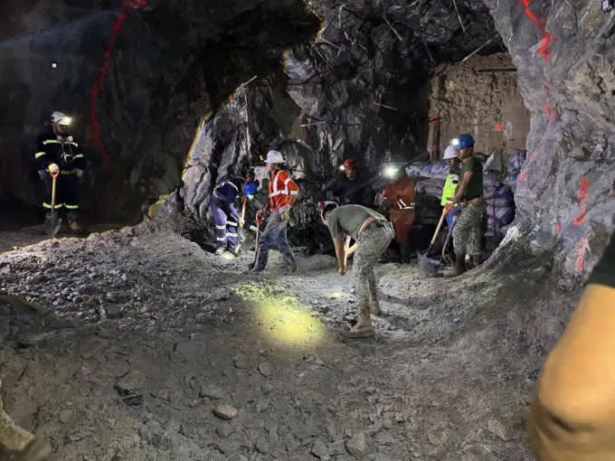 Rescatan a minero tras 13 días bajo tierra en mina de Sinaloa y continúa la búsqueda de dos trabajadores