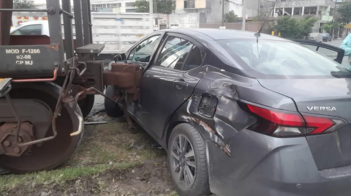 Automóvil es embestido por tren en Monterrey y deja a conductora herida