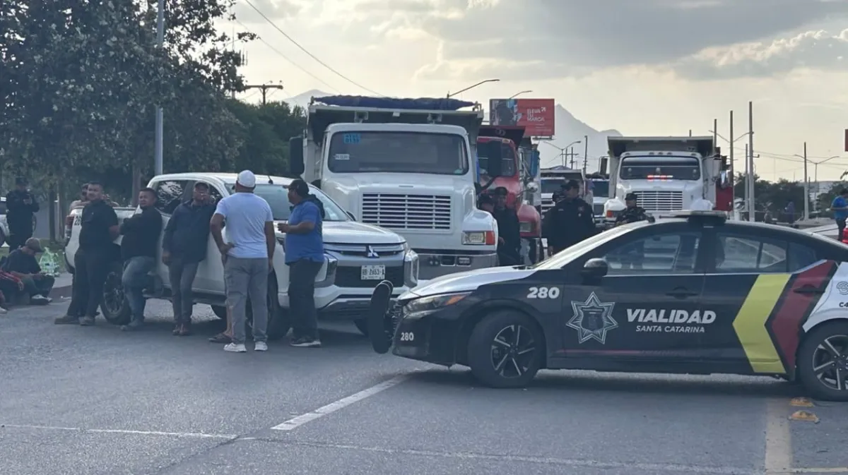 Transportistas mantienen bloqueo en Santa Catarina; exigen diálogo directo con Jesús Nava