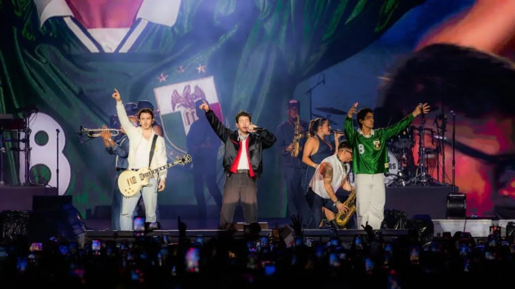 Jonas Brothers conquistan Tecate Emblema con homenaje a México y la lucha libre