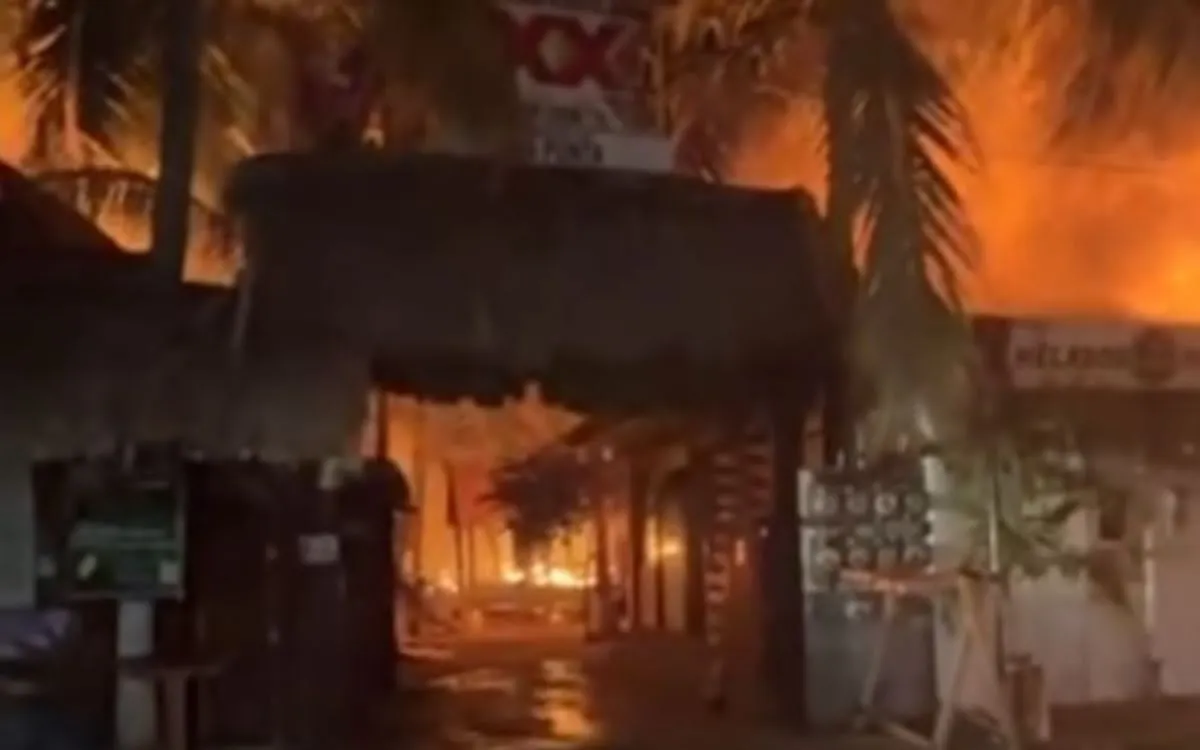 Incendio arrasa zona turística de Puerto Escondido a días de Semana Santa