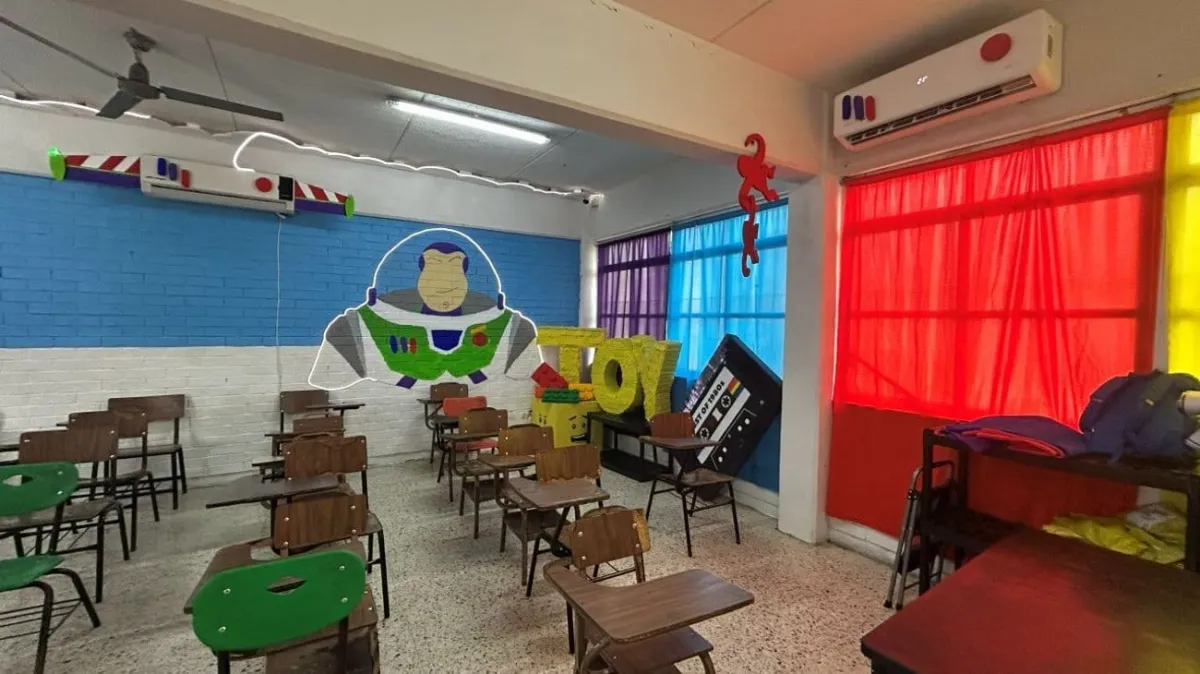 ‘El Profe Chido’ transforma su salón con temática de Toy Story para recibir a sus alumnos