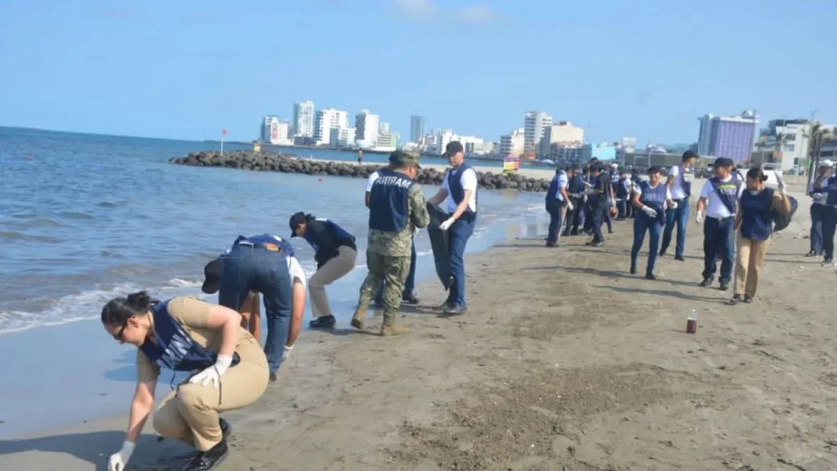 Despliegan más de 2 mil personas por derrame en el Golfo de México