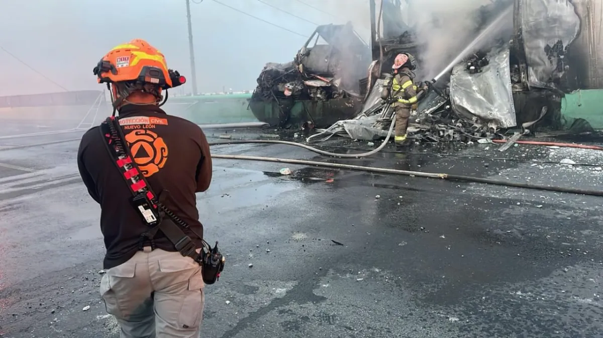 Incendio de tráiler paraliza la autopista al Aeropuerto y genera caos vial
