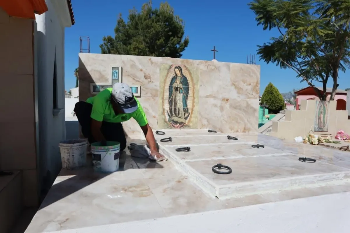 Realizan labores de limpieza y mantenimiento en panteones de Saltillo previo al Día de Muertos