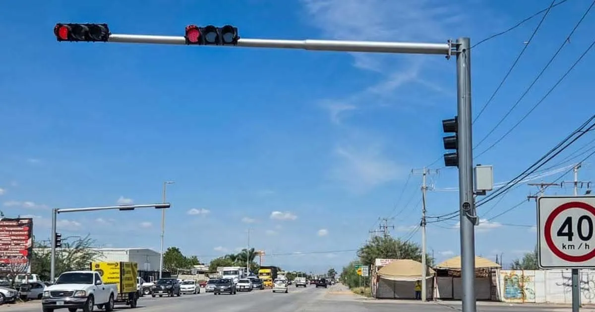 Instalan nuevos semáforos en Torreón