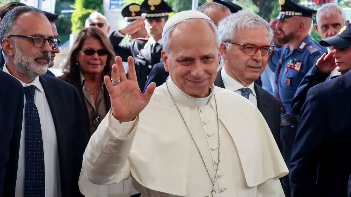 Papa León XIV se recupera tras cirugía por cáncer de pulmón; ya camina y ofició misa