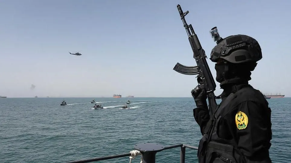 Irán asegura que no cerrará el estrecho de Ormuz pese a tensión militar