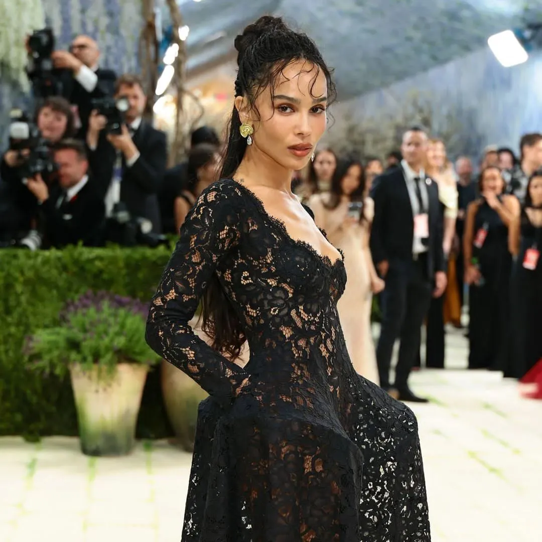 Zoë Kravitz genera especulación en la Met Gala por ausencia de anillo de compromiso