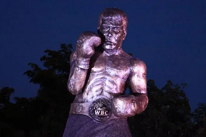 Julio César Chávez estrena estatua y se burlan del poco parecido