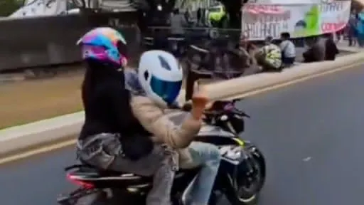 Cae motociclista que disparó una metralleta en Paseo de la Reforma; le hallan 180 dosis de droga y otra arma