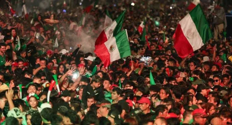 Miles celebran triunfo de México en el Ángel tras el 1-0 sobre Corea del Sur