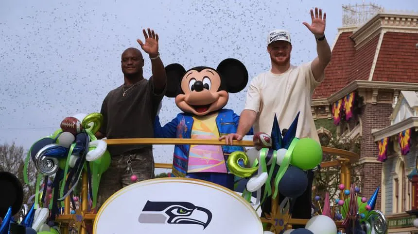 Walker y Darnold celebran el título de Seahawks con visita a Disneyland tras el Super Bowl LX