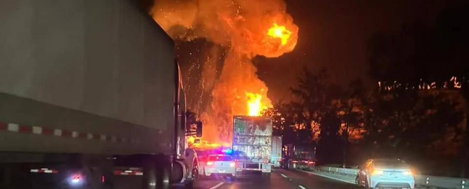 Explosión de pipa de gas LP provoca cierre en la autopista México-Querétaro