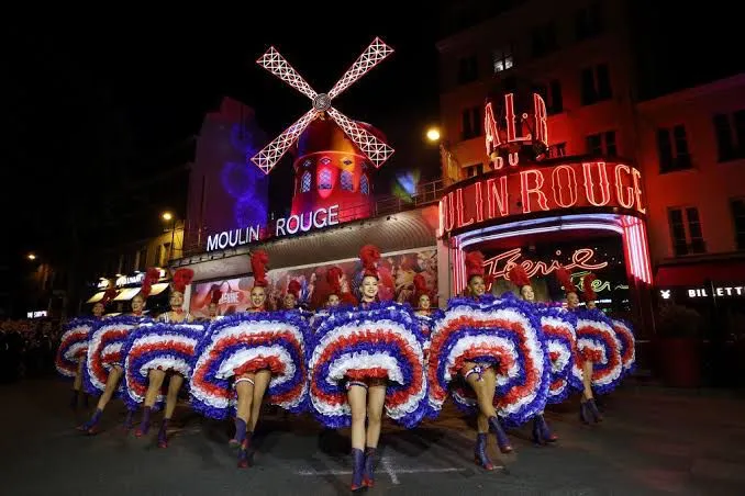 París revive su magia: las palas del Moulin Rouge vuelven a girar tras su colapso en 2024