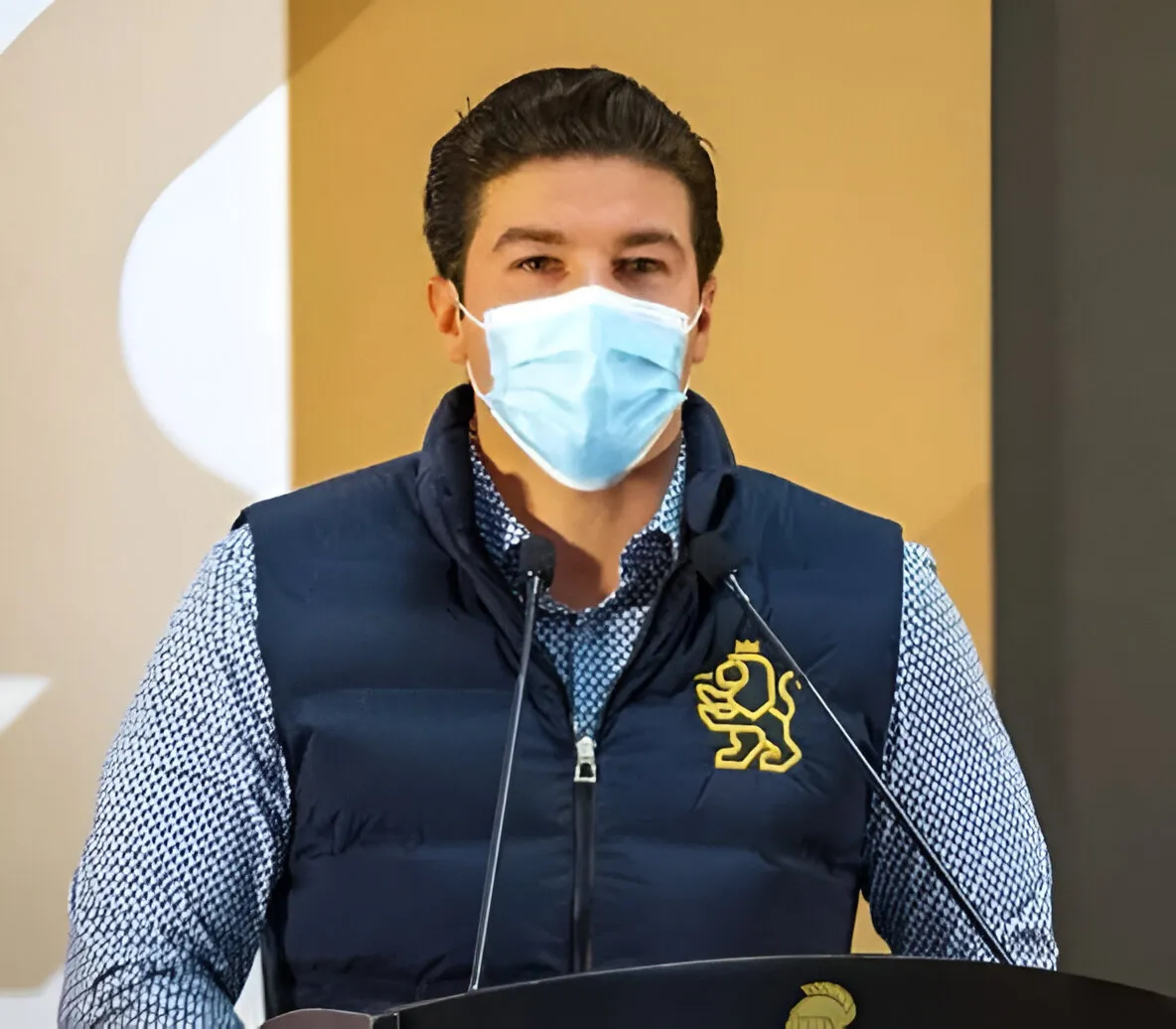 Samuel García alerta por contaminación y recomienda cubrebocas en plena visita de Sheinbaum
