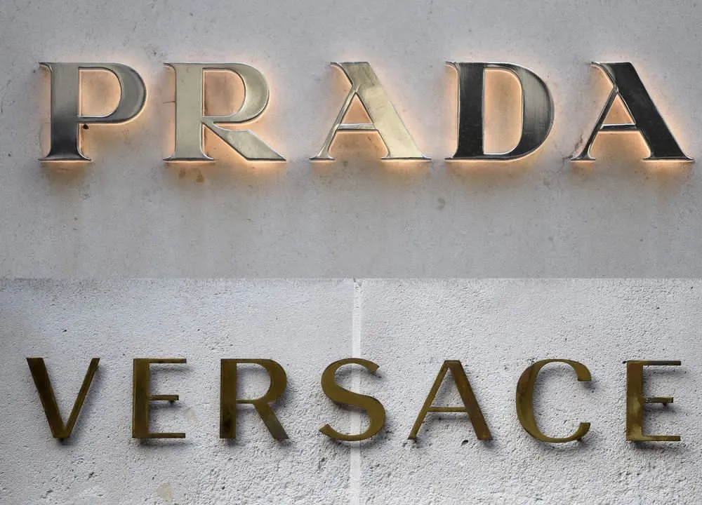 Prada adquiere a Versace por 1,250 millones de euros y prepara una nueva era para la icónica marca italiana