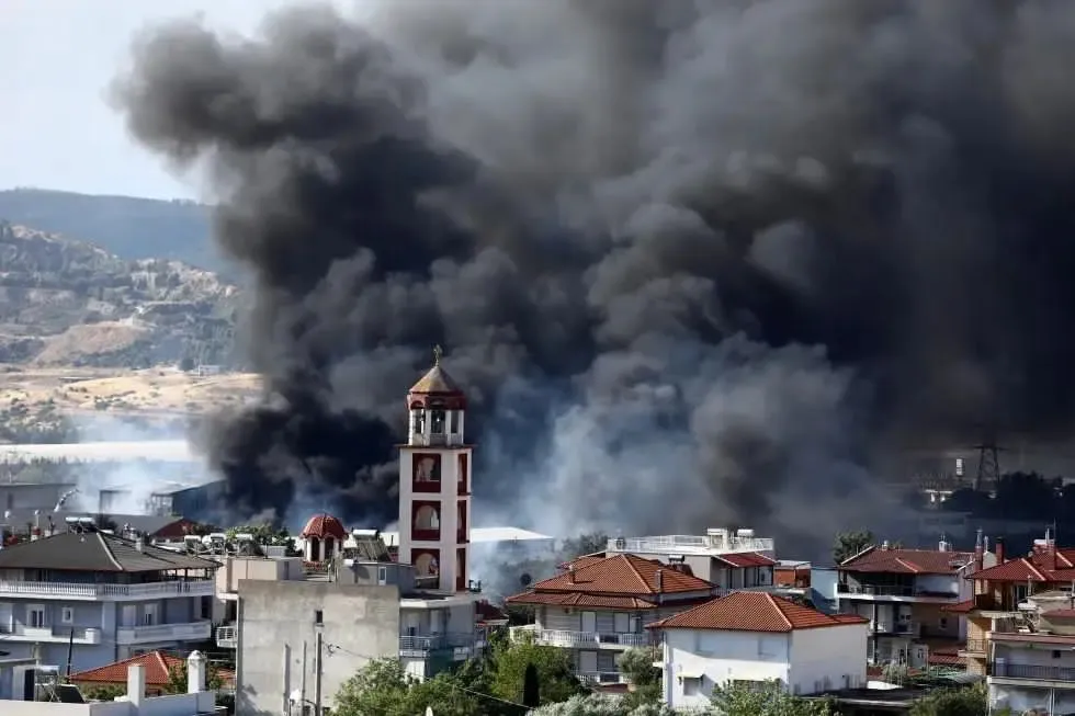 Europa combate intensa ola de incendios; Portugal, Grecia y España enfrentan emergencia forestal