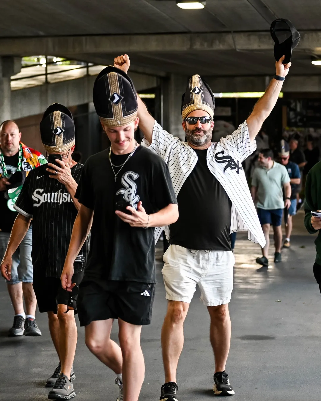 Euforia en Chicago: Medias Blancas reparten 40,000 "Sombreros del Papa" a estadio lleno