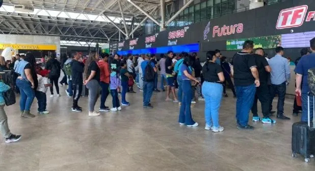 Central de Autobuses se llena de viajeros que llegan a NL por las fiestas decembrinas