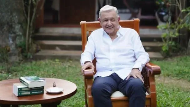 AMLO reaparece en redes para presentar su nuevo libro “Grandeza”