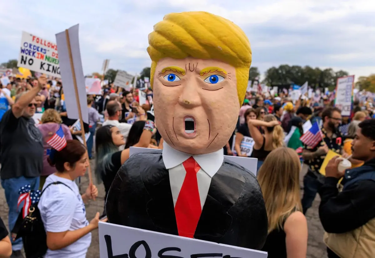 Miles protestan en Estados Unidos contra Trump bajo el lema “No queremos reyes”