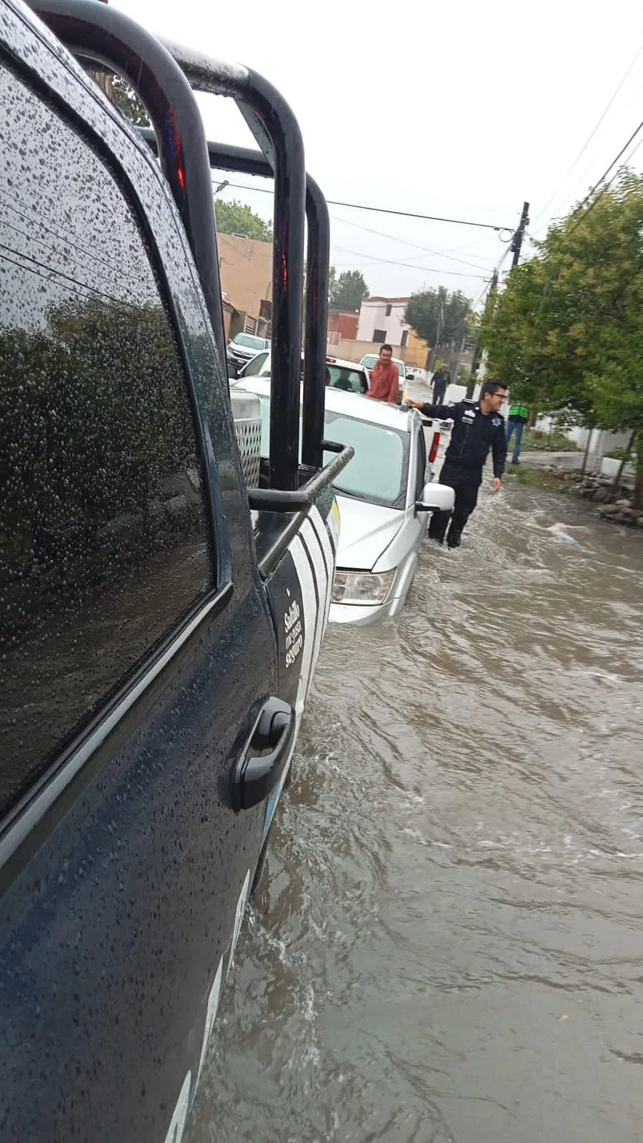 Policía de Saltillo auxilia a conductores y familias durante fuertes lluvias