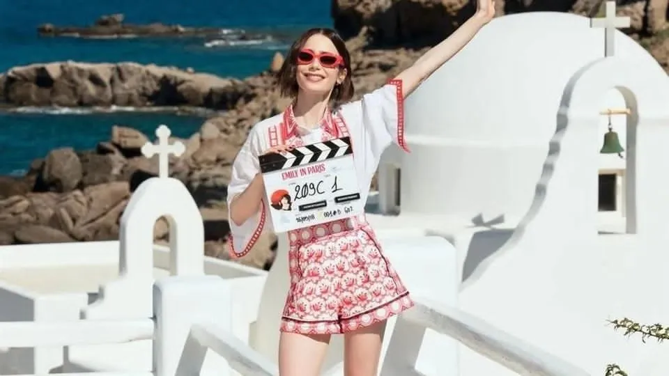 Netflix pone fin a ‘Emily in Paris’; Lily Collins promete una despedida “lo más chic posible”