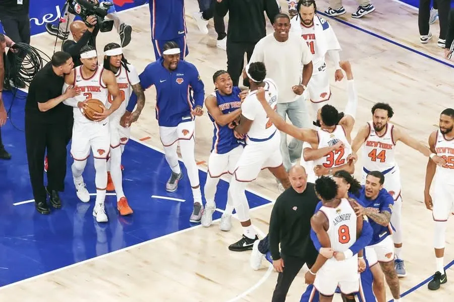 Knicks remontan 29 puntos y quedan a una victoria de conquistar la NBA