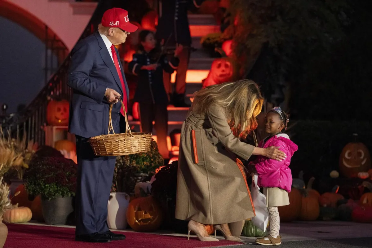 Trump y Melania celebran Halloween con niños en la Casa Blanca
