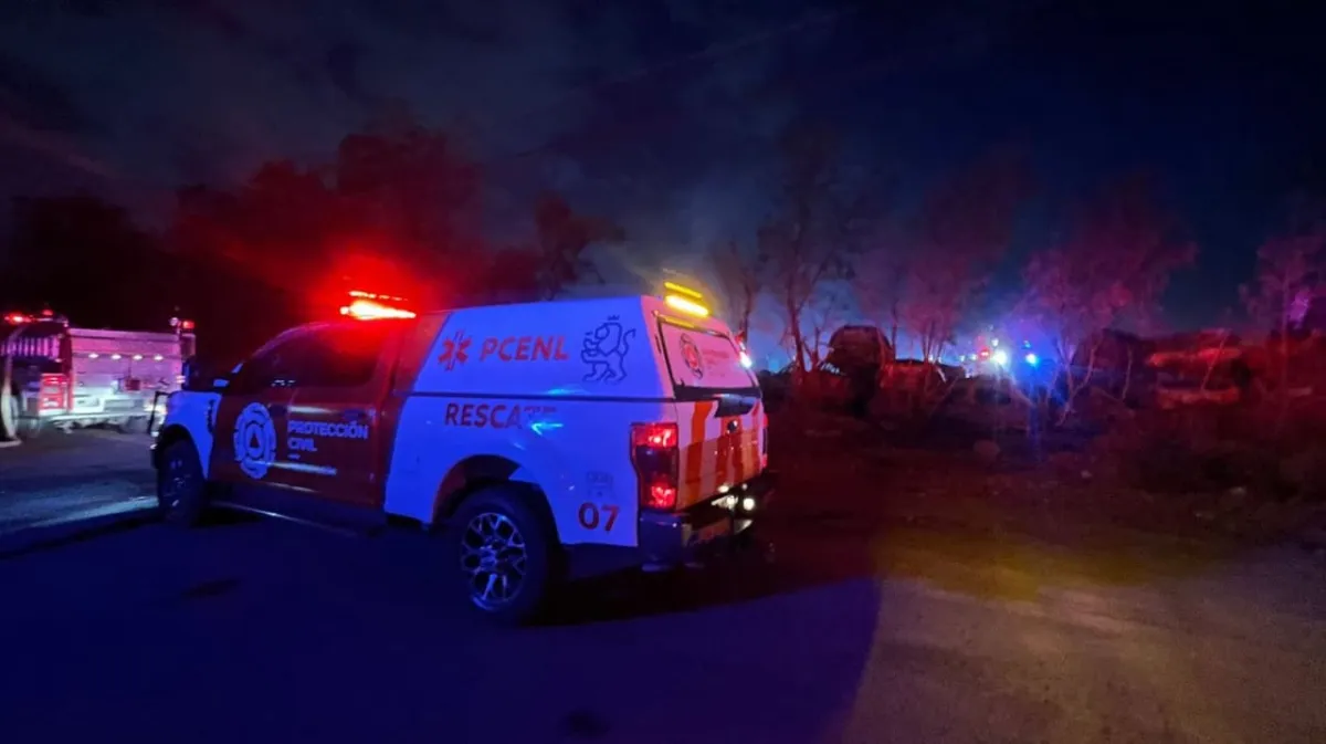 Incendio masivo consume decenas de vehículos en corralón de El Carmen