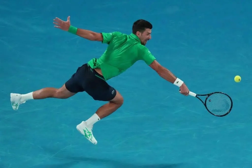 Djokovic entra al club de los 100 en Melbourne y refuerza su leyenda en Australia