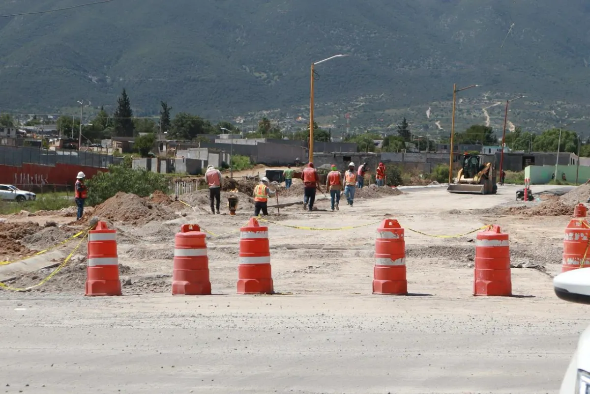 Frenan tiradero de escombro en arroyo Ceballos y obligan a constructora a retirarlo en Saltillo
