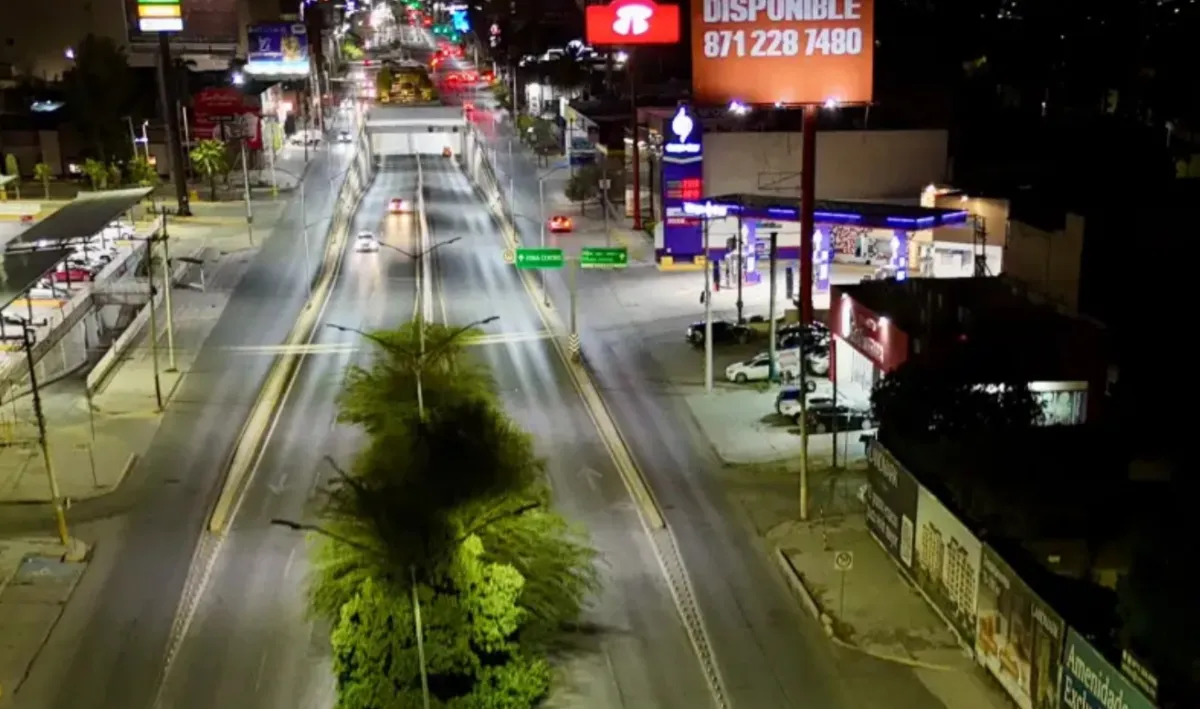 Renuevan alumbrado del bulevar Independencia para mejorar la visibilidad nocturna en Torreón