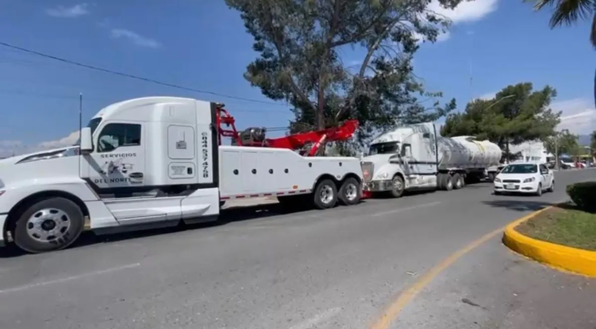 Asegura Guardia Nacional Pipa con combustible de dudosa procedencia en carretera Saltillo - Monterrey