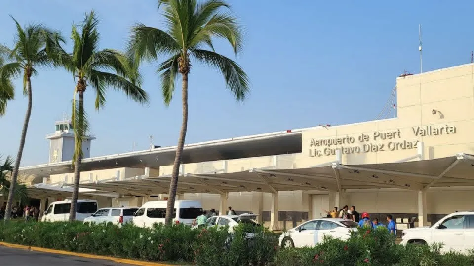 Huracán Simón mantiene cerrados aeropuertos de Puerto Vallarta y Manzanillo