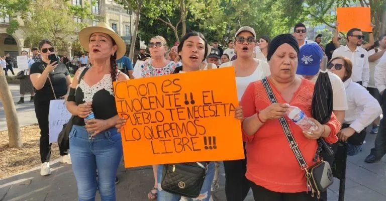 Habitantes de Teuchitlán marchan en defensa de su alcalde, ligado al rancho Izaguirre