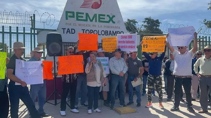 Protesta de jubilados de Pemex en Chiapas intensifica la crisis de combustible y servicios médicos