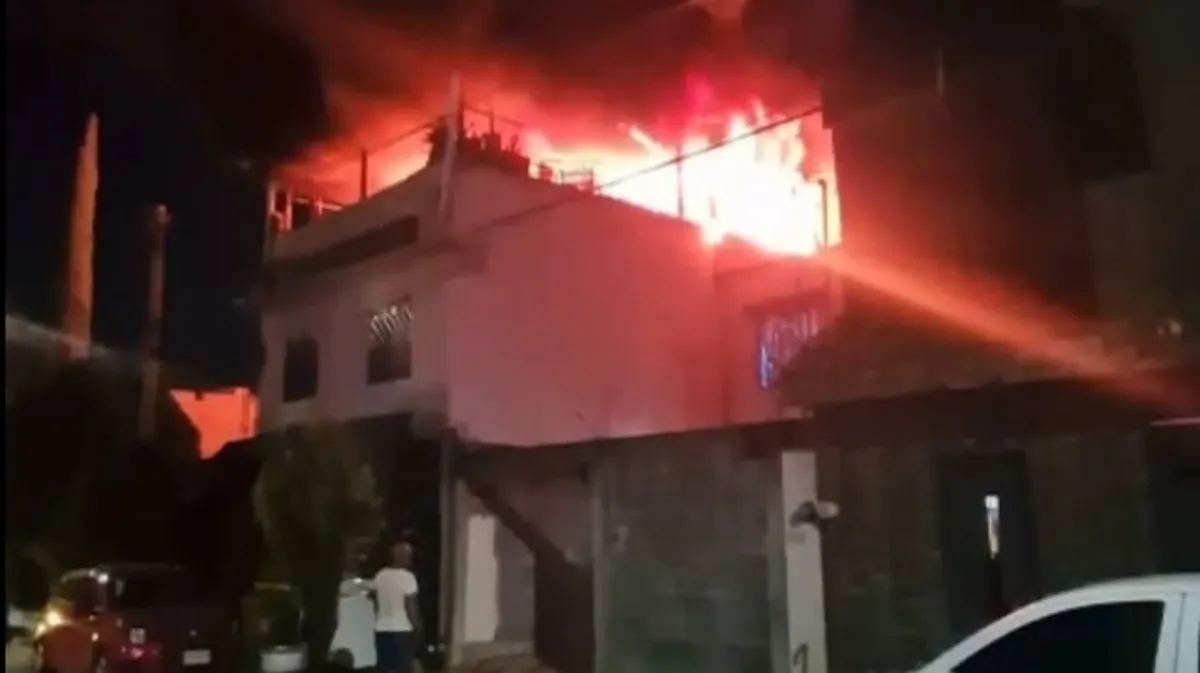 Vecinos se movilizan ante incendio que consume vivienda en Apodaca