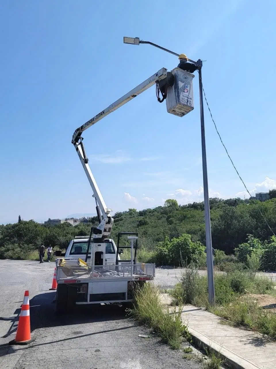 Gobierno de Saltillo instala luminarias nuevas en Lomas de Lourdes para aumentar la seguridad