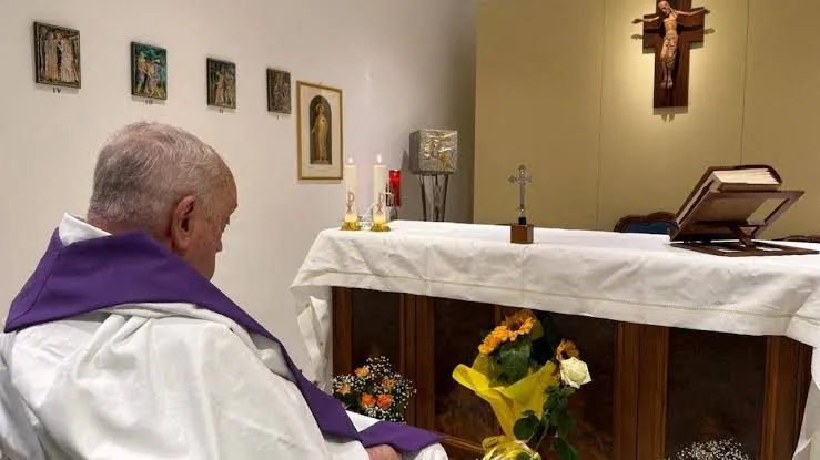 El Vaticano publica la primera foto del Papa Francisco tras su hospitalización