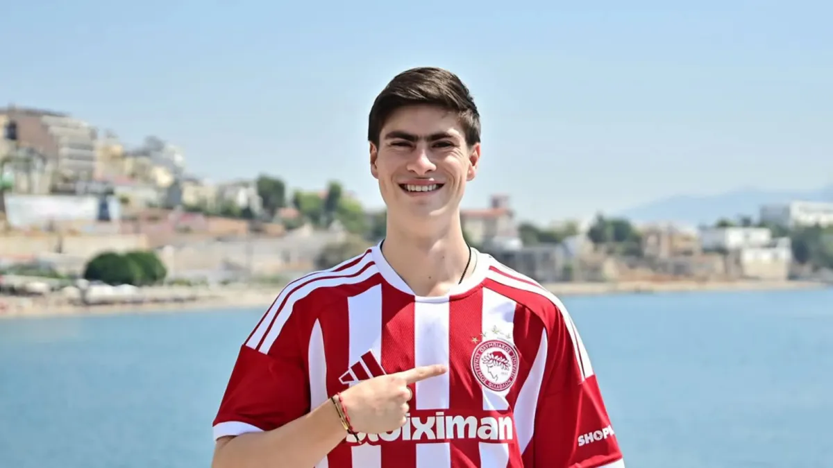 Armando "Hormiga" González debuta en Europa con el Olympiacos en la victoria ante Asteras Trípolis