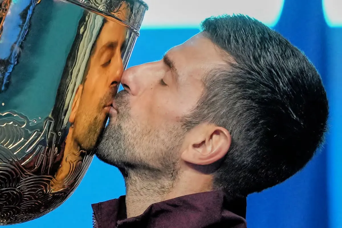 Novak Djokovic alcanza su título número 102 tras el retiro de Álex de Miñaur